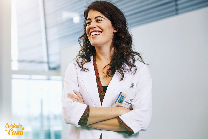 mulher sorrindo com jaleco branco