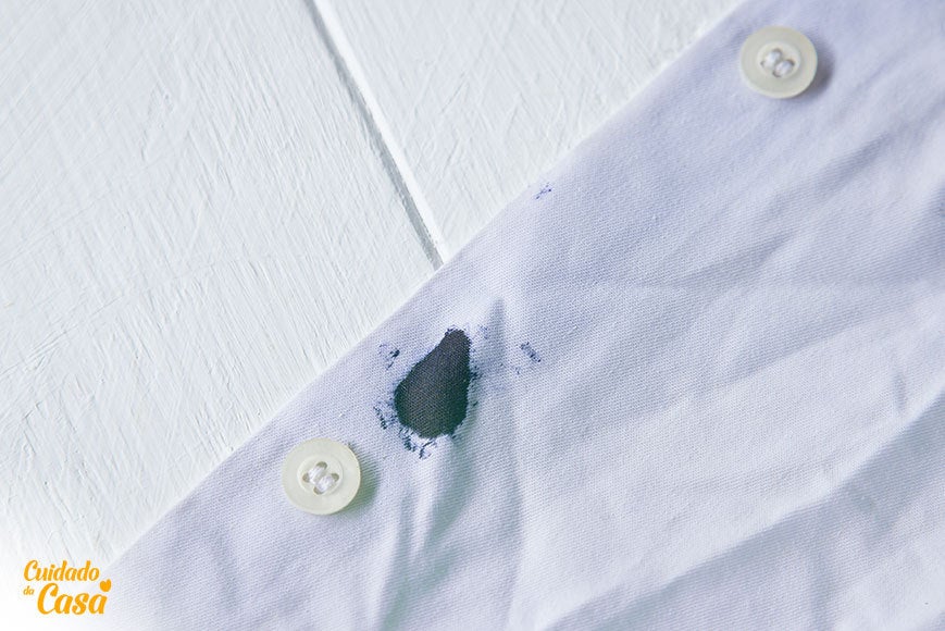 camisa azul com mancha escura