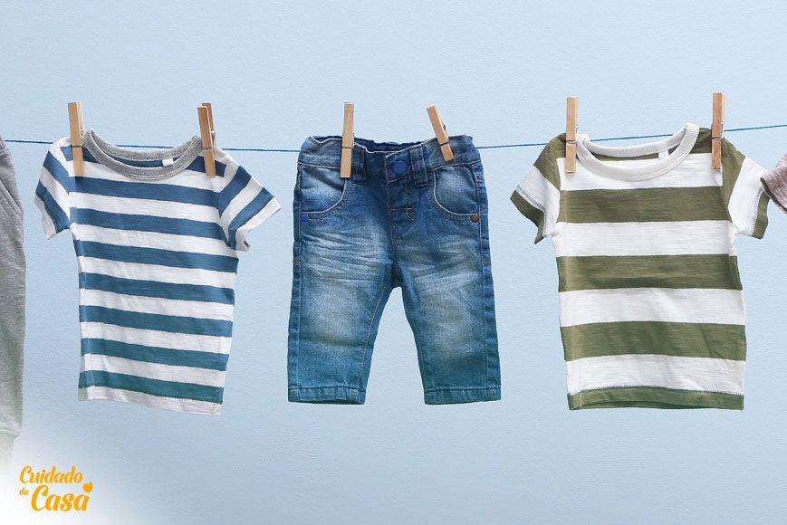Roupas de crianças no varal para secar depois da limpeza com sabão de coco para lavar roupa de bebê