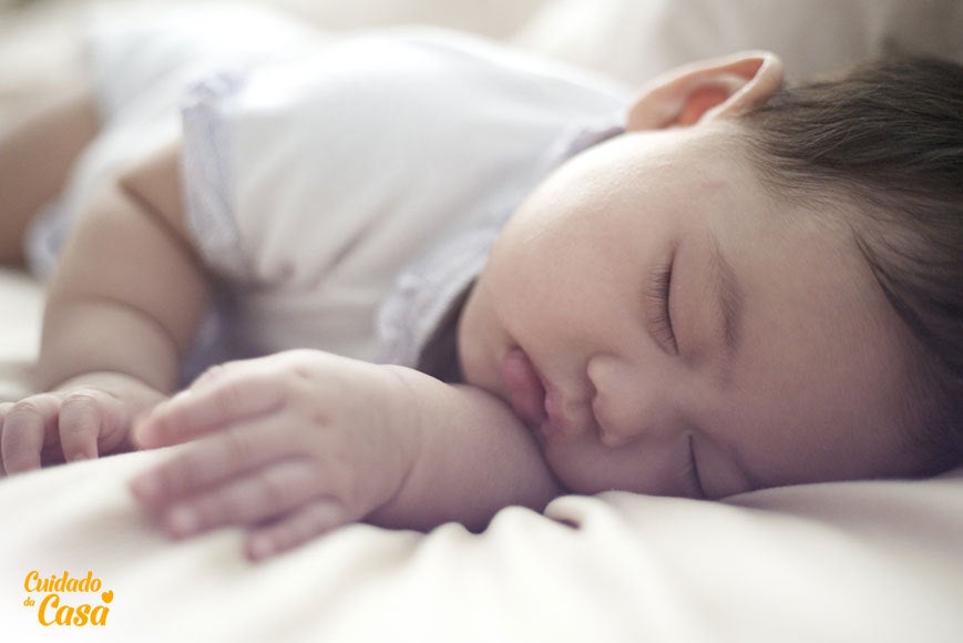 Bebê dormindo em uma cama