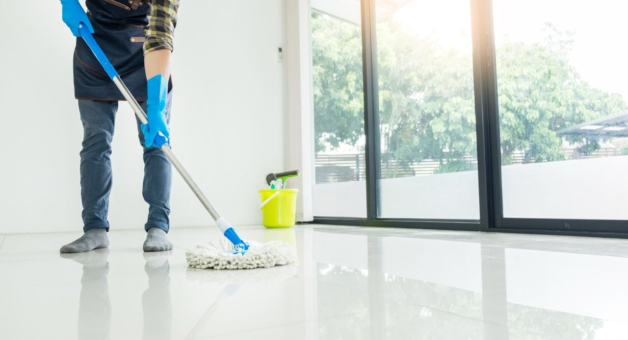 Água sanitária é segura para limpar a casa? Descubra onde usar, os cuidados necessários e quando escolher outros produtos na faxina.