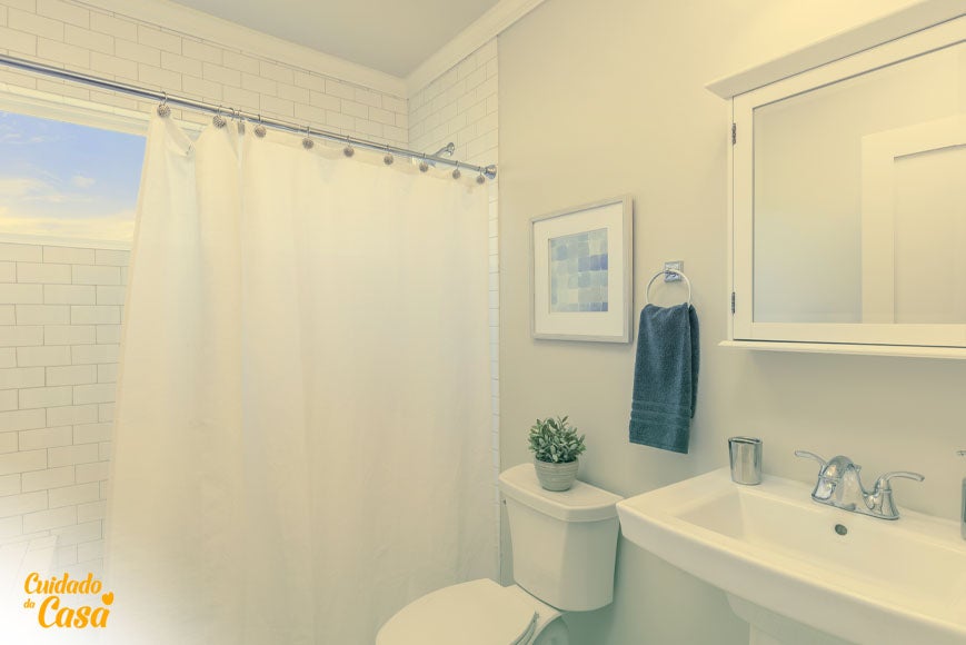 Banheiro branco, decorado e limpo depois de aprender a limpar banheiro encardido