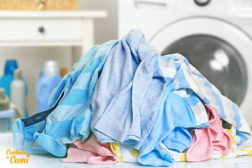 Lavanderia com várias peças separadas para lavagem de roupas, produtos e máquinas de lavar no fundo