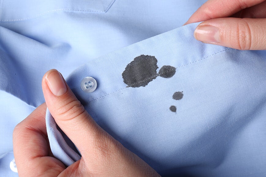 camisa azul com mancha escura