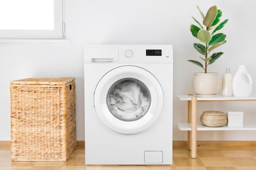 Máquina de lavar em uso mostrando como tirar mancha de sangue de roupas.