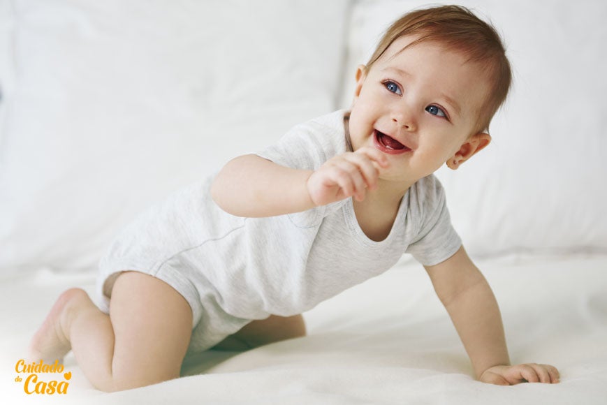 Bebê usando roupa limpa após mãe seguir guia para lavar roupa de bebê 