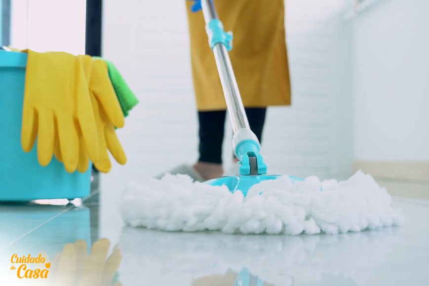 Pessoa limpando piso com desinfetante para casa