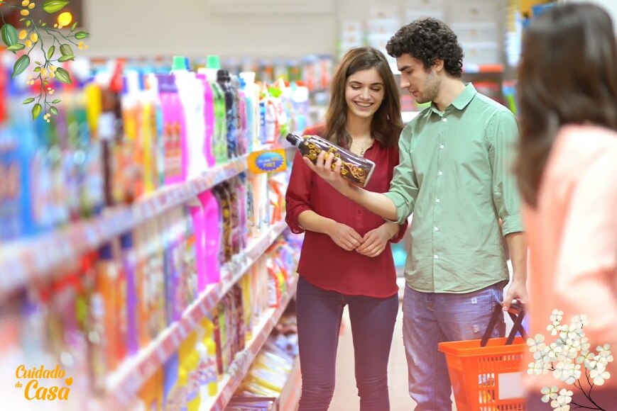 Casal no supermercado escolhendo produto de limpeza para casa