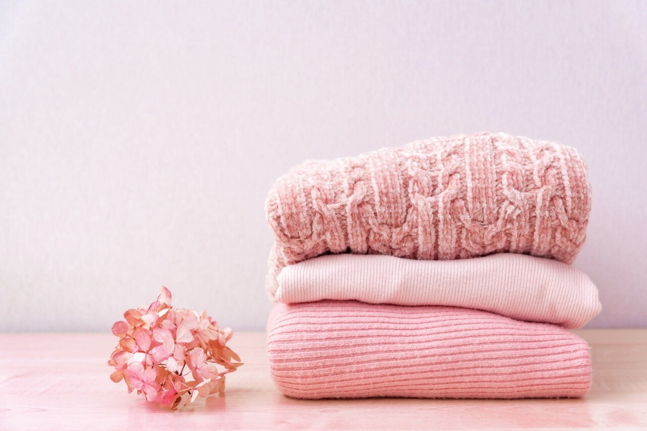 Casacos dobrados e perfumados por pessoa que descobriu como lavar blusa de lã da forma correta. 