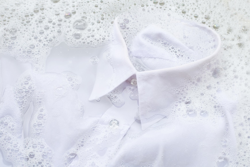 Imagem mostrando como lavar roupa branca com uma camisa de molho