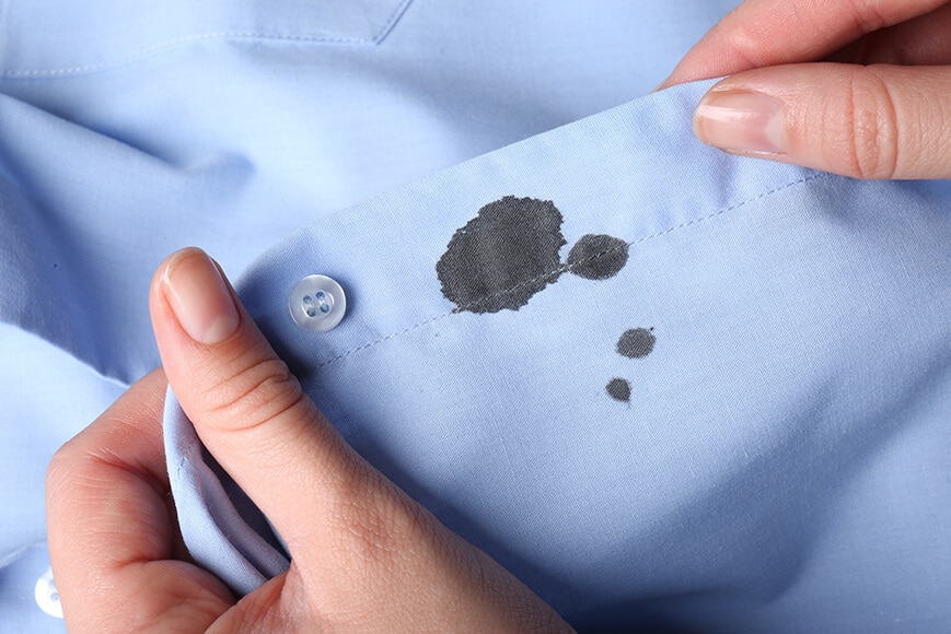 camisa azul com mancha escura