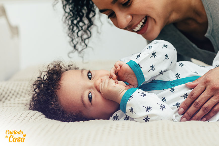 Bebê vestido com o seu pijama de bebê